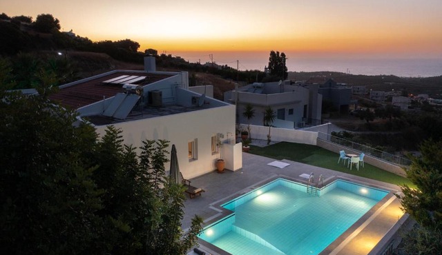 Felix Villa with magic view and heated pool in Ayía Paraskeví