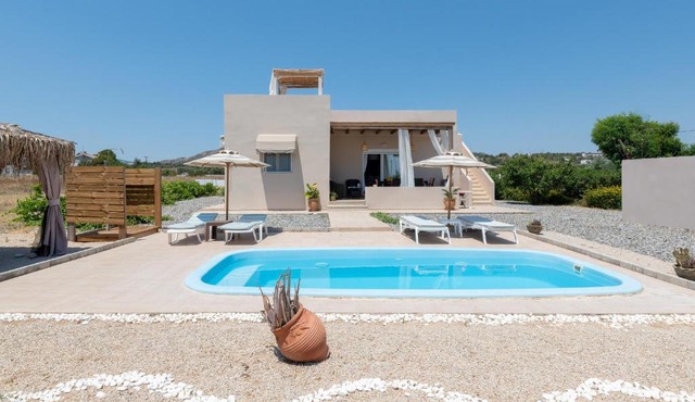 Gennadi Serenity House- beachfront villa with pool in Gennadi
