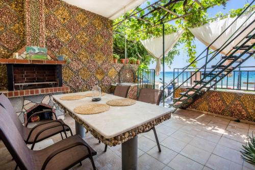 Golden Sunset Beach Apartment in Skala Kallirachis