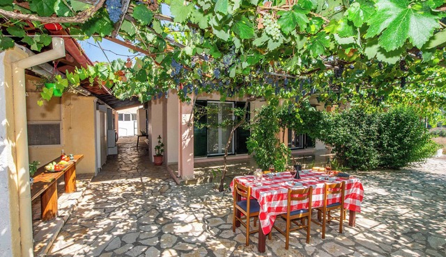 Green Yard Gem - Family Getaway in Sidari, Corfu