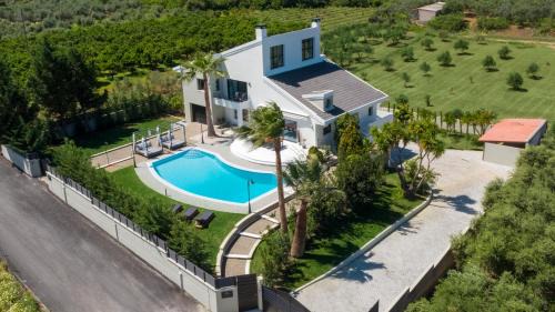 Gregory's Private Luxury Villa Chania with Heated Pool & Gardens in SFakianalíon