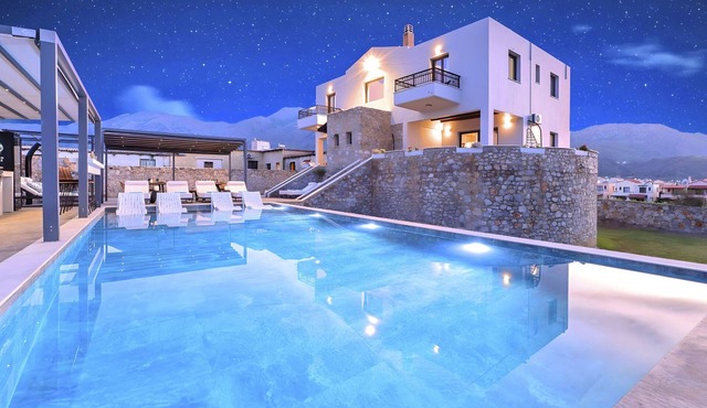 Grey Grand Villa Privater Pool by Interhome