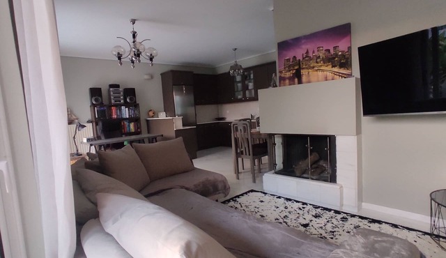 Grey Stones & Balcony: 2-bedroom apartment in lovely Patra with WiFi, AC
