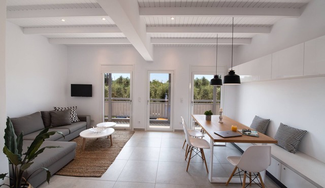 High-end Luxury Apartment & Convenient Location