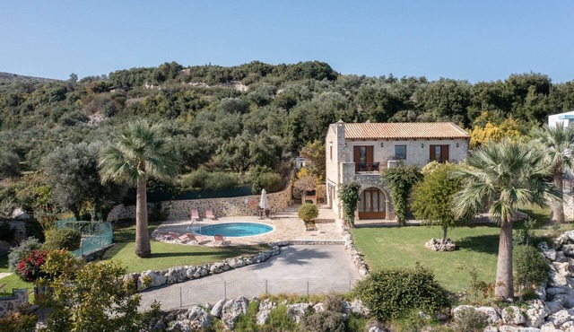 Hill Top villa,Splendid view,pool,Near tavern