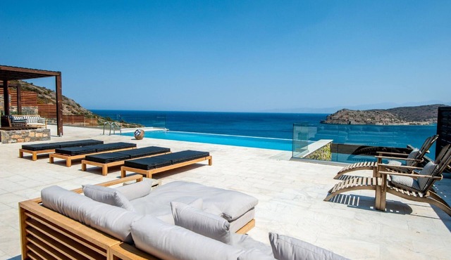 Holiday home "Villa Dimitra" with Infinity Pool in Plaka