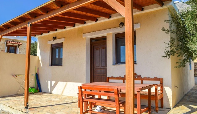 Holiday house in the country, pool, close to the sea, wifi | Triopetra, Crete in Akoumia