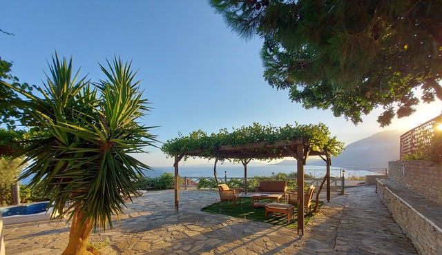 House with with a spectacular sea view in Koumeika