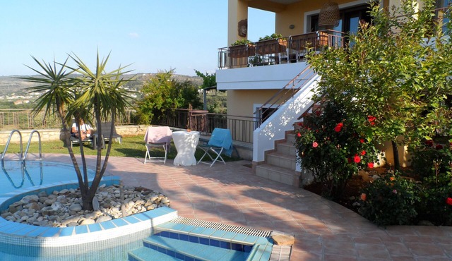 Independent apartment with pool in the Apokoronas valley near the sea in Provarma