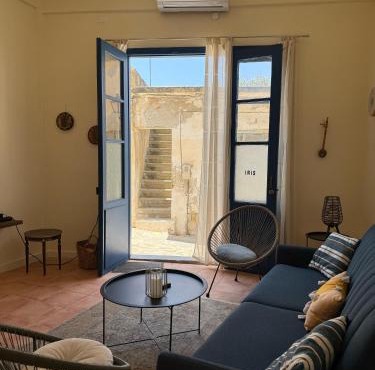 iris house in Kalo Chorio