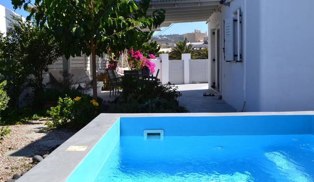 JB VILLA ,Stunning Santorini Escape w/heated jacuzzi and enclosed garden. in Thira