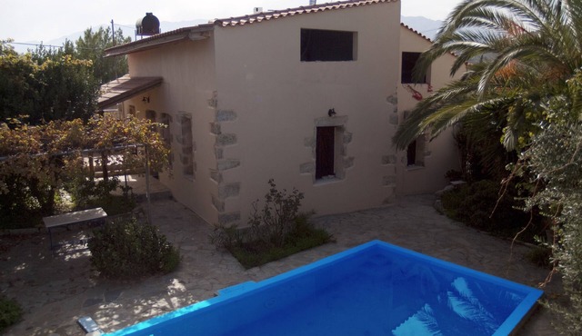 Just 15 Km from the city,6 from the port and 21 from the airport in Chania