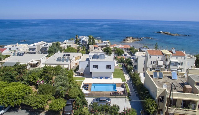 Kalamaki Beach 100m away, private pool, private parking, free wifi, sandy beach