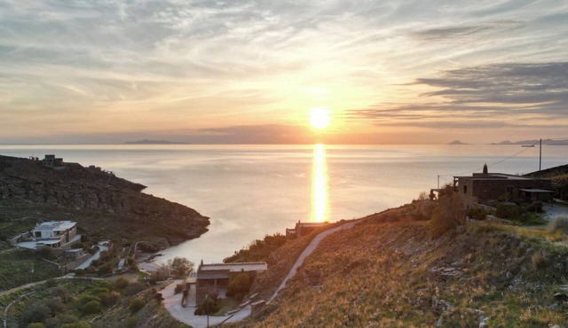 Kastellakia Beach House-2 bedroom apt, feet-in-the-water, "private" beach in Kea