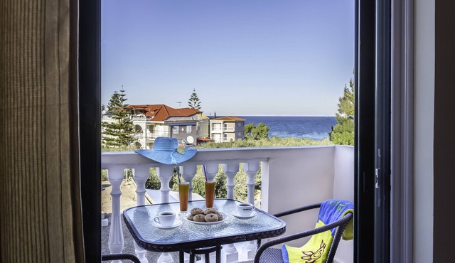 Kozanos II Studio for 4, 150m from the beach!