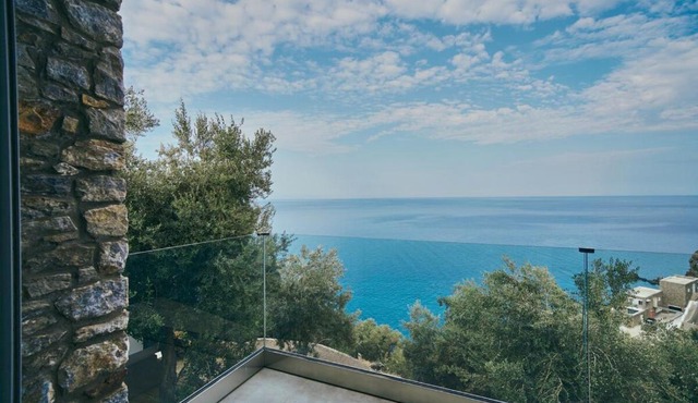 La Bella Villa - Seafront Suite in Plomari