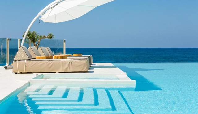 La Casa di Mare, Luxury SeaFront Villa with Private Pool, Whirlpools & Sauna, By ThinkVilla in Skaleta