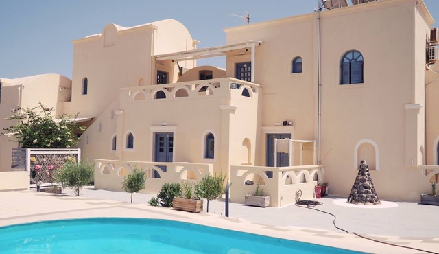 Leon Lux Apartment, triple room with private bathroom, share pool and ocean view in Emporio