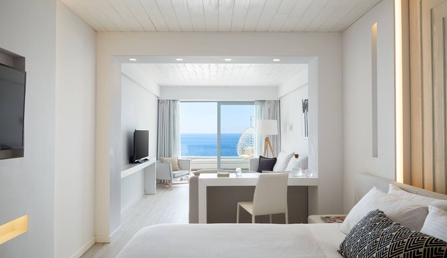 Lichnos Beach Hotel & Suites