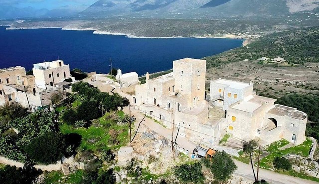 Live the fullest of the Mani experience in this historic tower studio in Stavri
