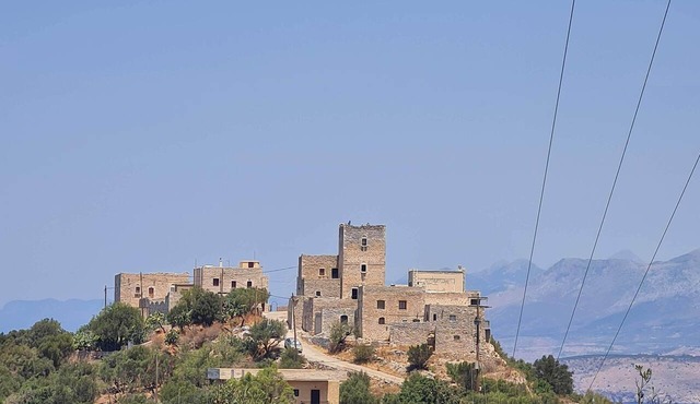 Live the fullest of the Mani experience in this historic tower studio in Stavri