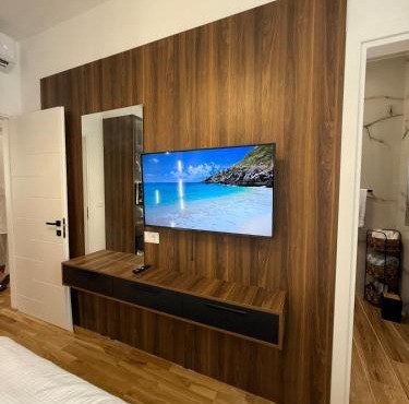London Pool Luxury Villa in Golem