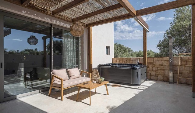 Lux Suite with Jacuzzi Near Beach in Chania