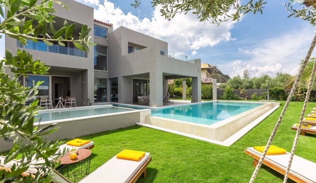 Lux Villa 200mt to beach★HEATED Pool/Hydromassage ★BBQ ★Walk to everything ★