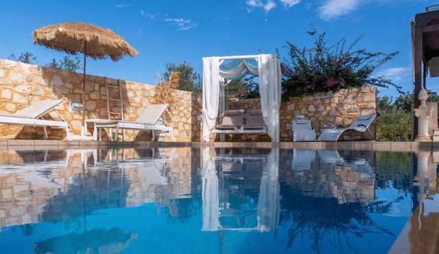 Luxurious Greek Villa with pool and facilities