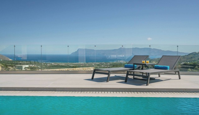 Luxurious New Villa Sea Breeze with Private Pool, Jacuzzi and Playroom