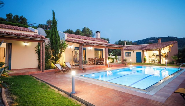 Luxurious villa, idyllic view, 5km from town & beach, total privacy, large pool