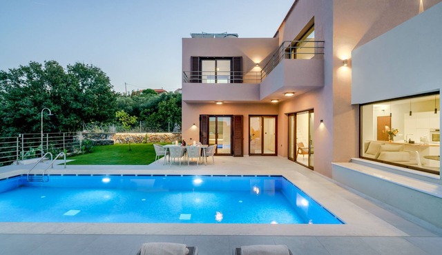 Luxurious Villa w/Private Pool, 5km from the beach