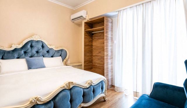 Luxury 4-bed Myrto apartment near Onassis Stegi - sleeps 10, 4.5 baths in Athina