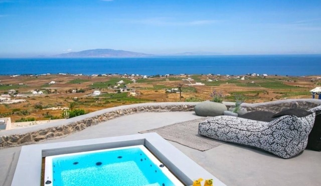 Luxury Cave Villa with Outdoor Jetted Tub and Sea View