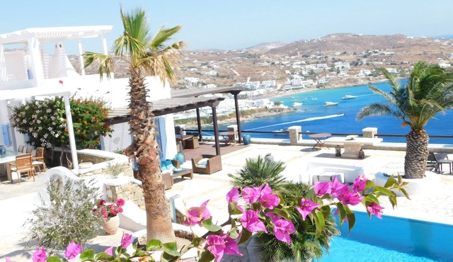 Luxury Villa Psarrou Two double suite with king size bed and 3 double bedrooms.