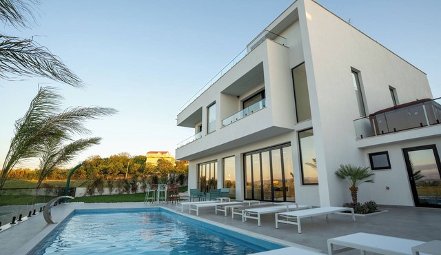 Luxury Villa with swimming pool,seaview,lakeview,jacuzzi in Rrashbull