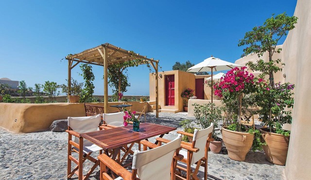 Maisonette in the traditional village of Finikia, 15min walk from Oia. in Fira