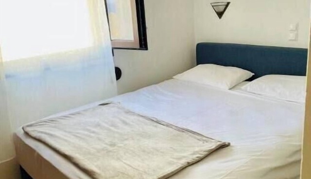 Mandora’s cozy sea view apartment