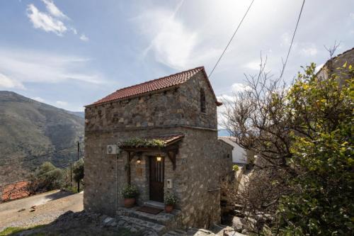 Manoli's Light Stone House in Vathi