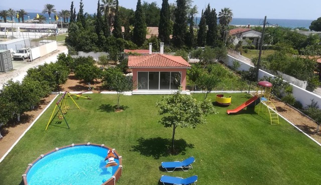 Marathon Beachside Villa 100m from the beach