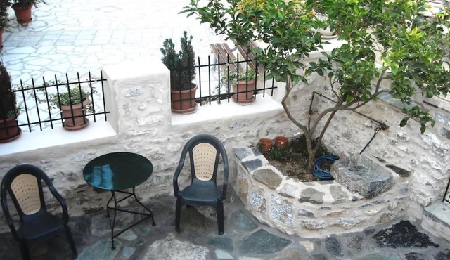 MARIA'S Rustic stonehouse in traditional village in Koúmani