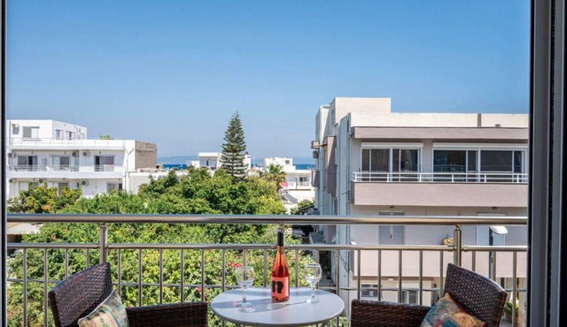 Massive 4BR Retro Apartment | 3 min Walk to Beach in Kos