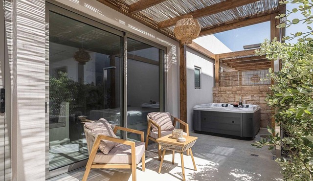Minimal Hideaway with Jacuzzi in Chania