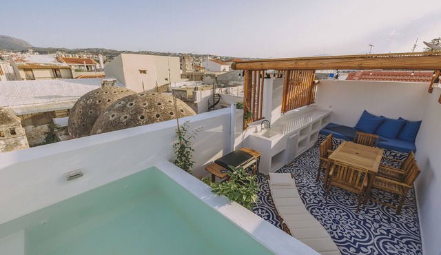 Minoos Residence, Central restored/modern 3floor house w/seasonal roof pool