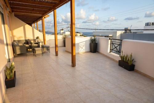 Modern 2bedroom flat with spacious balcony 2 in Koutsourás