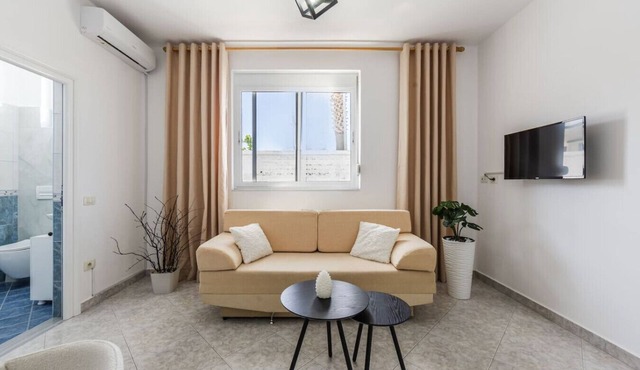 Modern Home with Wifi and Beach Access | Golem by PikHost in Golem