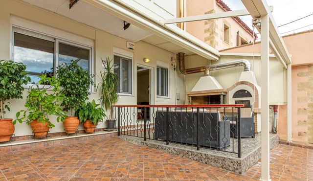 Modern spacious apartment in Chania ★ Walk to everything ★ BBQ