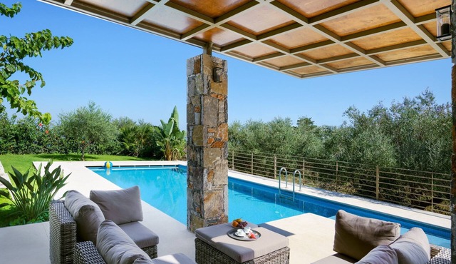 Modern Villa with Private Pool & BBQ, 5km from the beach