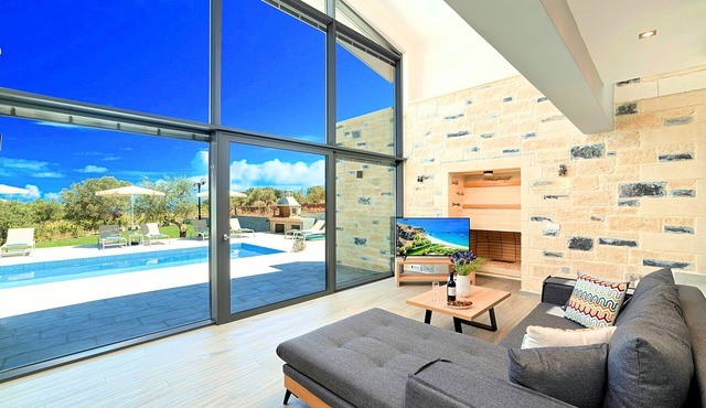 Moonlight Maxima Villa 2 Heated Pools 30 guests