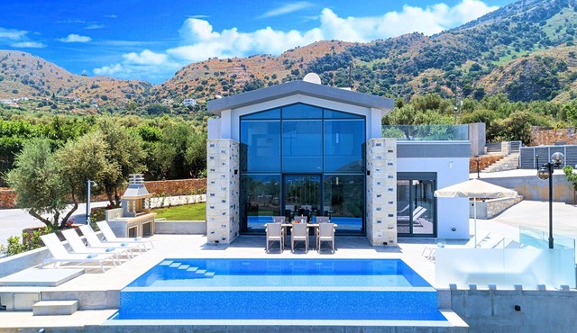 Moonlight Villa Heated Pool